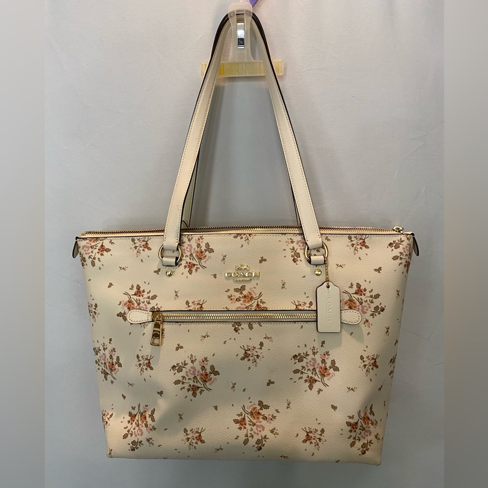 Beautiful Coach tote - like New